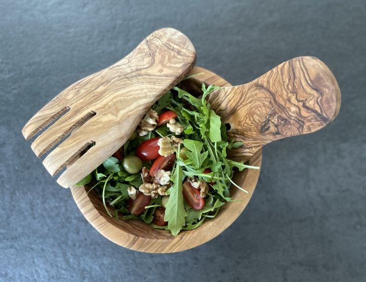 Salatbesteck aus Olivenholz in Olivenholzschale