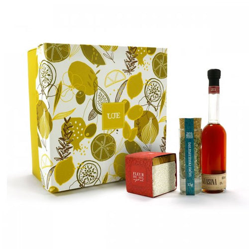 Aroma Geschenkbox. Die Geschenkbox enthält:  1 x AM Fleur de Sel 35 g,  1 x AM Premium Weinessig 0,1 L und  1 x AM dalmatinische Gewürzmischung 15 g